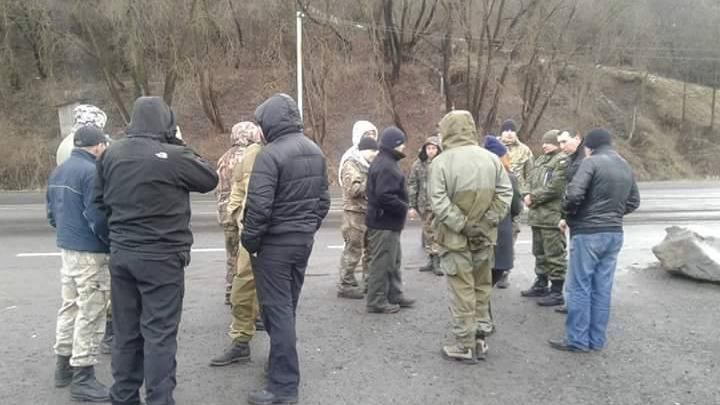 Російські вантажівки спробували прорватись через блокпост на Закарпатті Російські вантажівки спробували прорватись через блокпост на Закарпатті