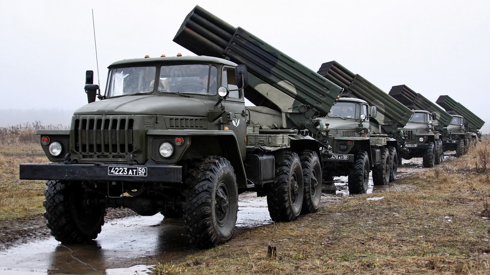 Росія демонстративно націлює "Гради" та іншу артилерію в бік України Росія демонстративно націлює "Гради" та іншу артилерію в бік України