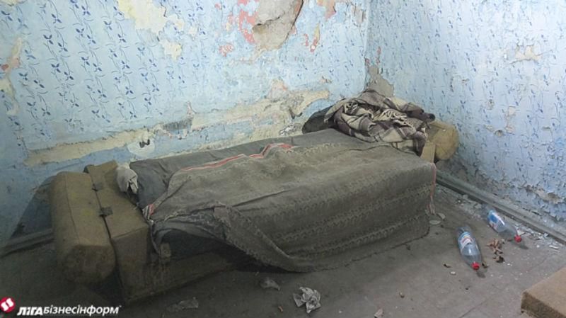 Засохла кров і жіноче волосся – екскурсія по катівні терористів Засохла кров і жіноче волосся – екскурсія по катівні терористів