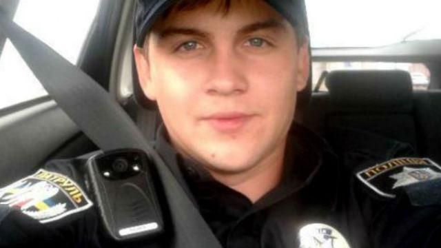 Скандальный патрульный, что обзывал майдановцев, останется на посту Скандальный патрульный, что обзывал майдановцев, останется на посту