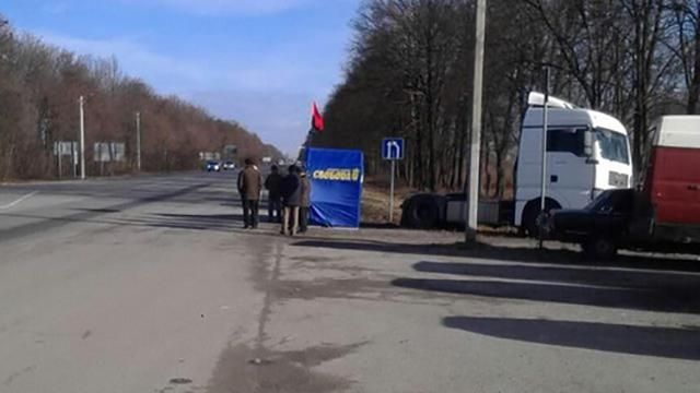 Во Львовской области присоединились к блокированию российских грузовиков