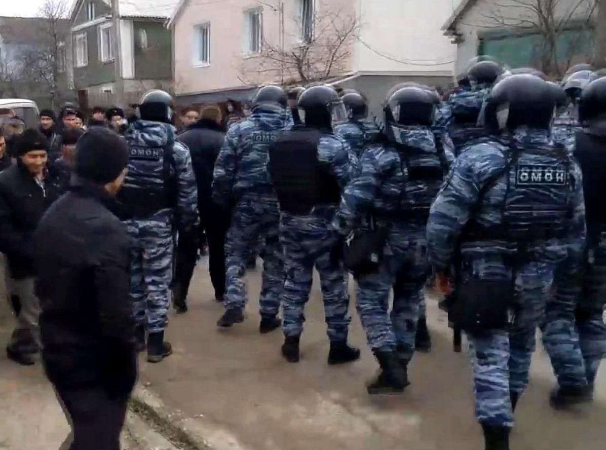 В Крыму ОМОН расправляется с крымско-татарскими активистами В Крыму ОМОН расправляется с крымско-татарскими активистами
