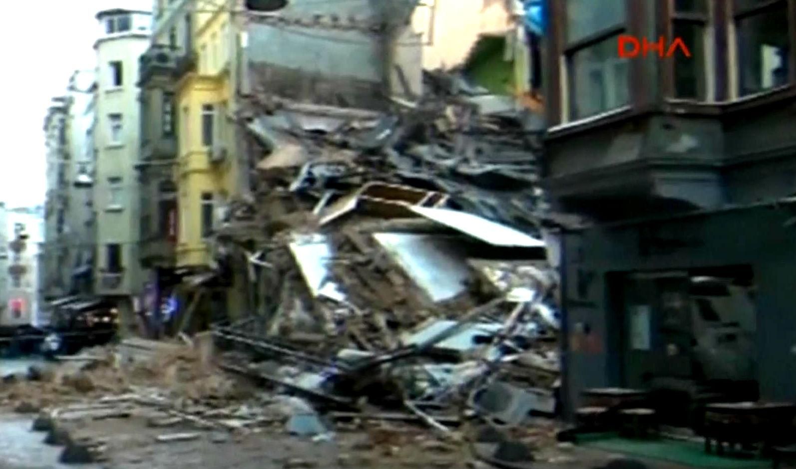 Дом обрушился в центре Стамбула