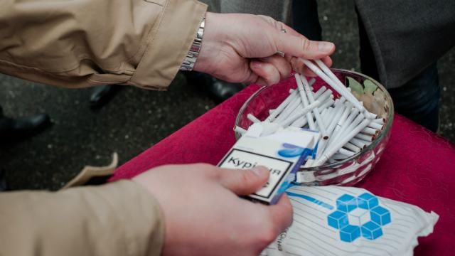 В ЄС кажуть, що не радили Україні підвищувати ціни на сигарети
