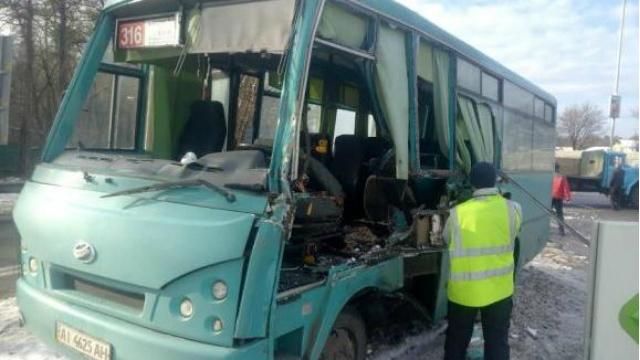 Масова аварія під Києвом: маршрутка врізалася у вантажівку 