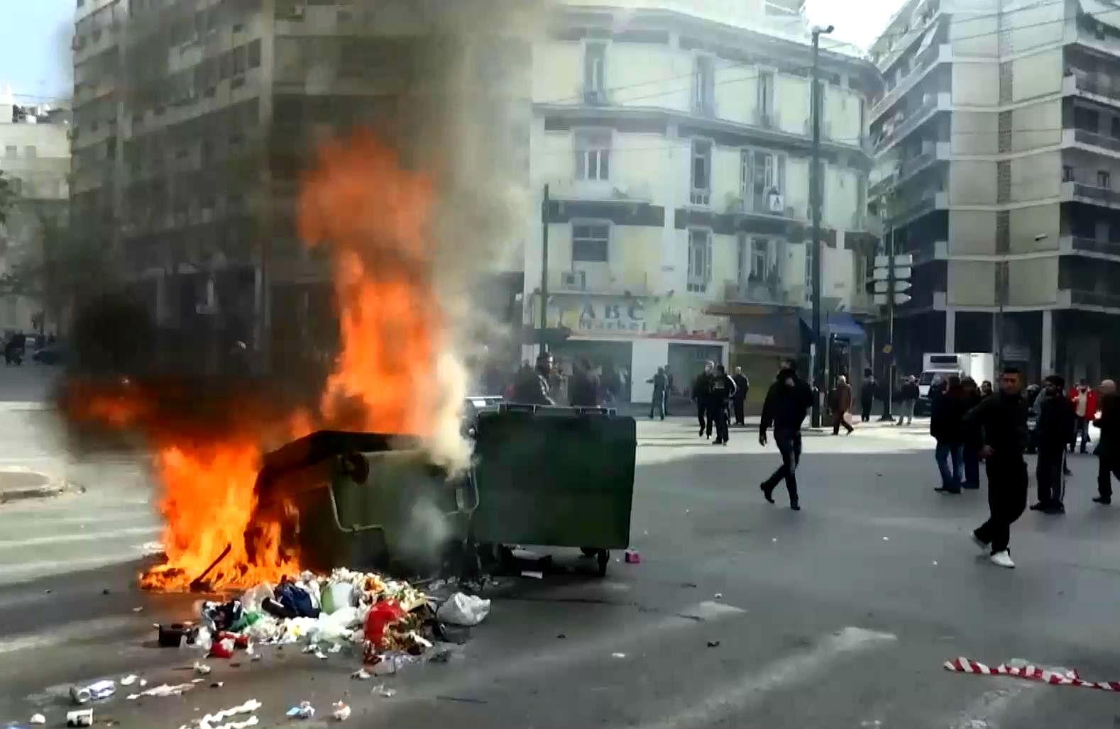 Огонь, камни и кровь: в Греции продолжается бунт