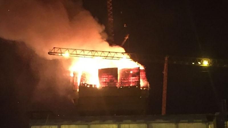 Горел самый высокий небоскреб Центральной Азии: жуткие фото Горел самый высокий небоскреб Центральной Азии: жуткие фото