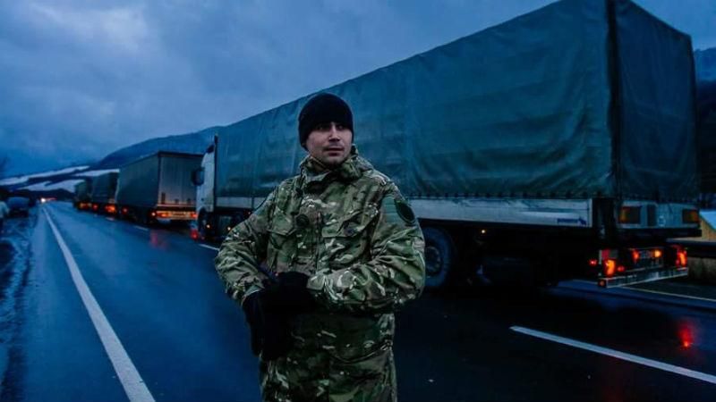 Люди скандального Ланьо попытались сорвать блокаду российских фур на Закарпатье Люди скандального Ланьо попытались сорвать блокаду российских фур на Закарпатье