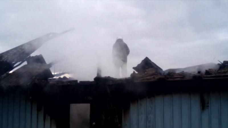 Отважный юноша вынес из горящего дома троих маленьких детей Отважный юноша вынес из горящего дома троих маленьких детей