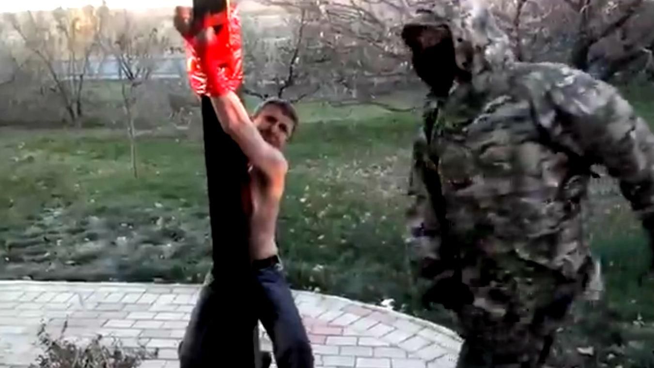 Терористи, катуючи, до смерті забили чоловіка (18+) Терористи, катуючи, до смерті забили чоловіка (18+)