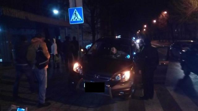 С медовухой в руках пьяный водитель въехал в людей на остановке во Львове