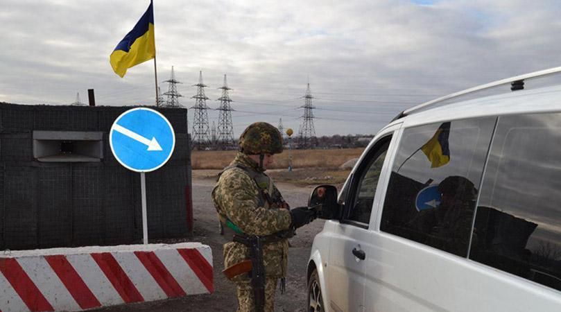 Один із пунктів в'їзду-виїзду на Донбасі знову запрацював після обстрілу