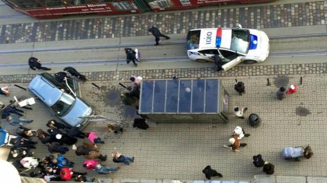 Вдруге за добу автівка влетіла в зупинку з людьми у Львові Вдруге за добу автівка влетіла в зупинку з людьми у Львові