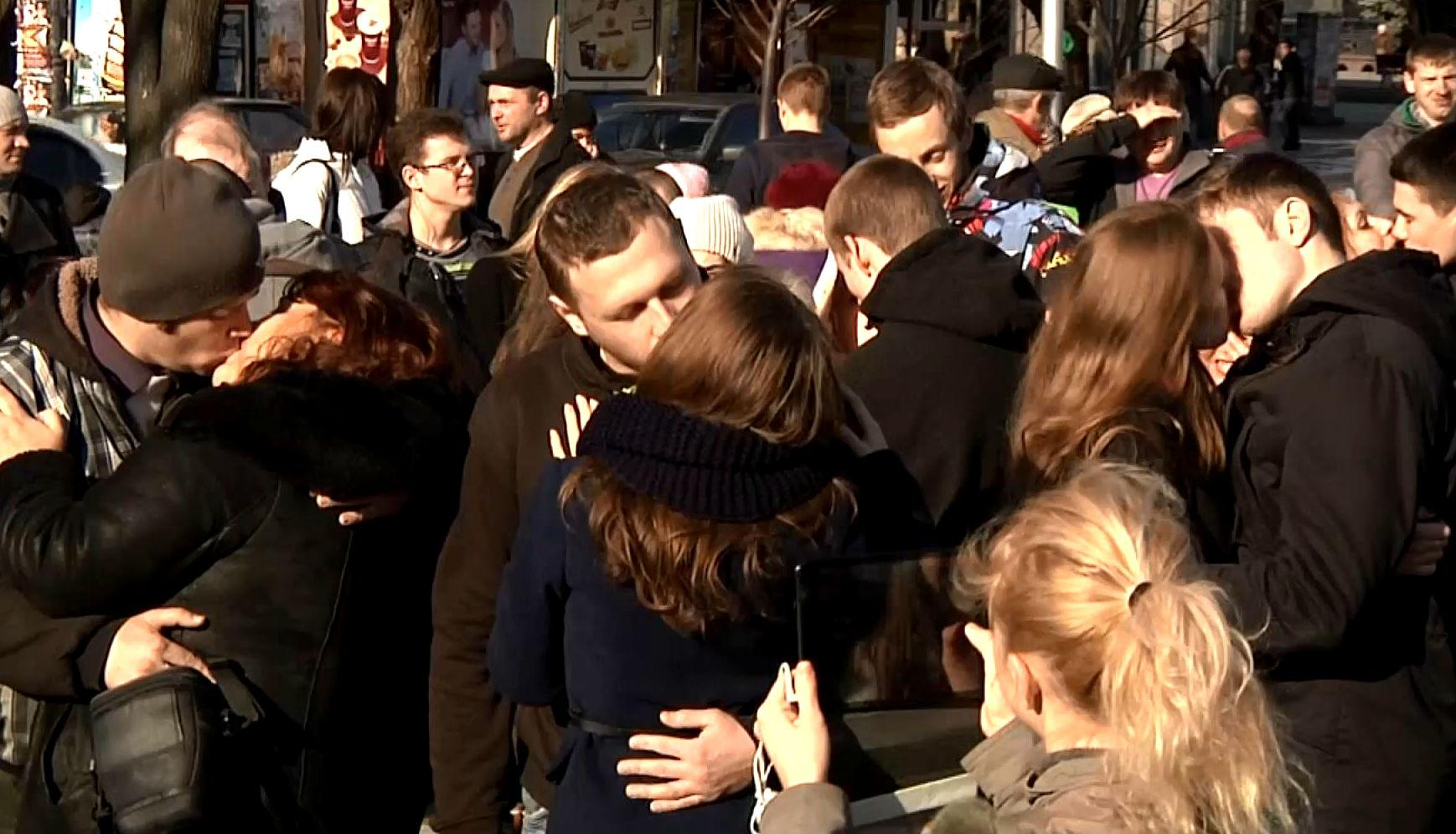 Самый длинный поцелуй: в Запорожье влюбленные пары устроили флешмоб