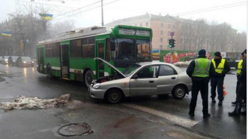 Троллейбус с пассажирами попал в серьезное ДТП в Харькове