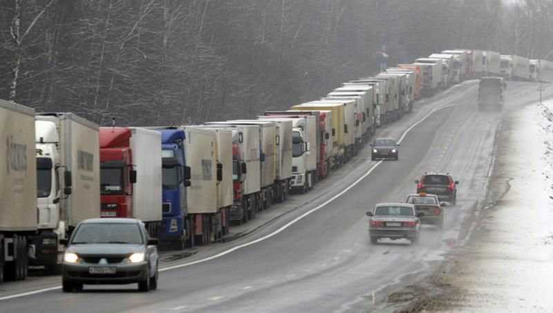 Кабмін закрив для російських вантажівок транзит Україною