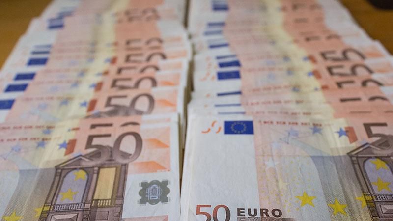 Євро перевалив за 30 гривень
