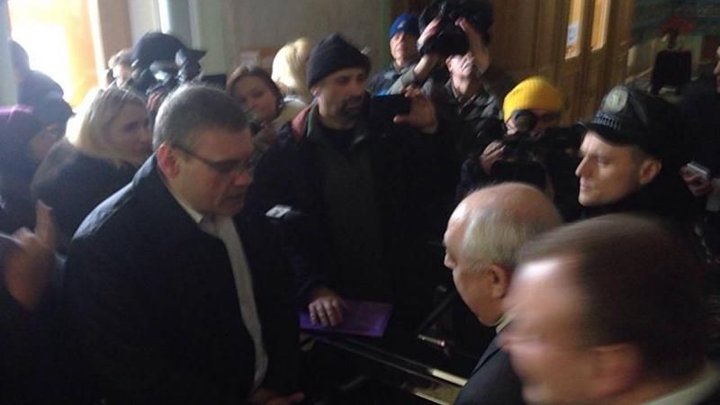 Бійці Нацгвардії не впустили харківських активістів до голови ОДА Бійці Нацгвардії не впустили харківських активістів до голови ОДА