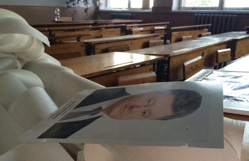 Из школ уберут фотографии Порошенко и министров