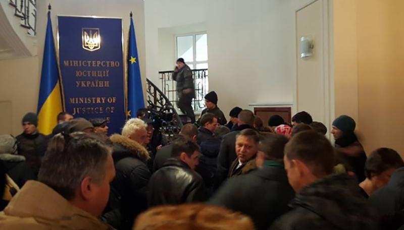 Из-за "Сбербанка России" в Минюст ворвались свыше 50 человек Из-за "Сбербанка России" в Минюст ворвались свыше 50 человек