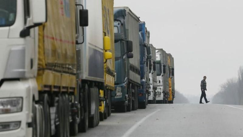 Волинські активісти припинили блокаду російських вантажівок