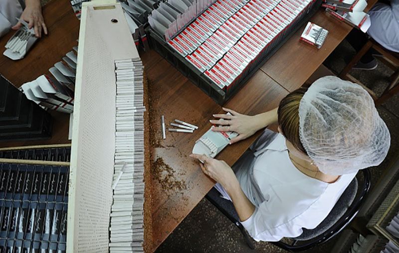 Експерти критикують Кабмін за відмову від мінімальних цін на сигарети Експерти критикують Кабмін за відмову від мінімальних цін на сигарети