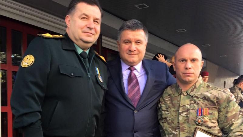 Аваков наградил скандального Киву пистолетом за образцовую службу Аваков наградил скандального Киву пистолетом за образцовую службу