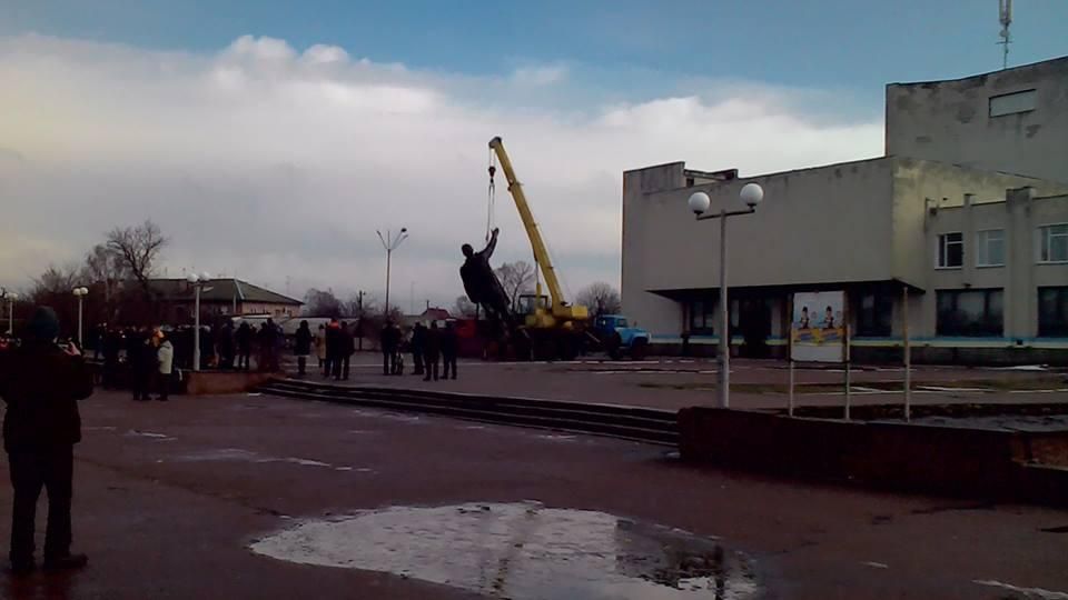 Гигантский памятник Ленину демонтировали в Черниговской области