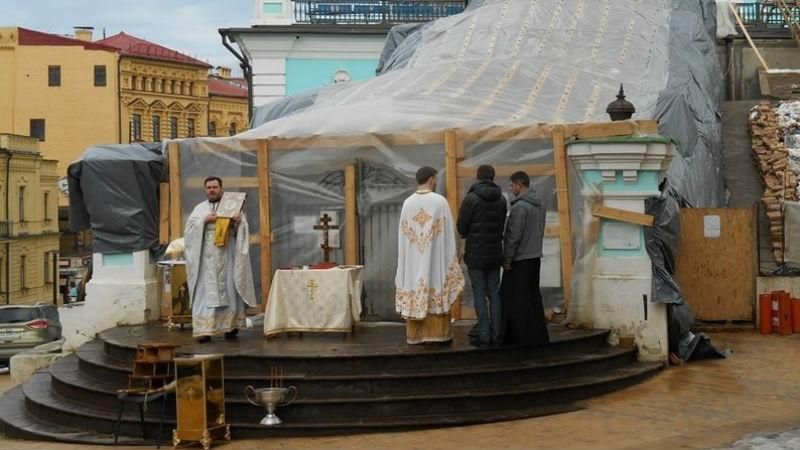 Священники создали церковь прямо на улице