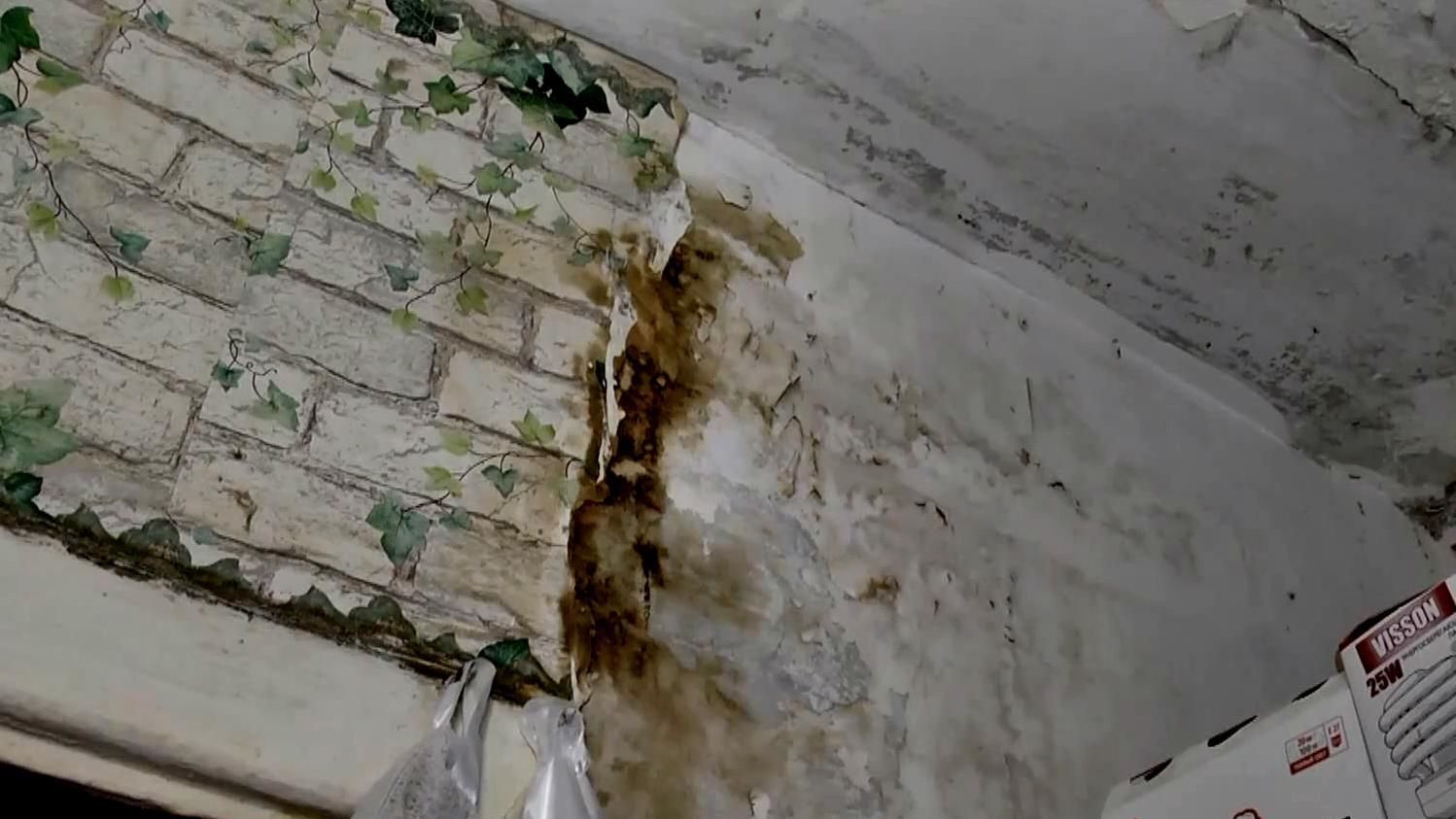 Чому мешканці київської "хрущівки" змушені шостий рік терпіти дірявий дах Чому мешканці київської "хрущівки" змушені шостий рік терпіти дірявий дах