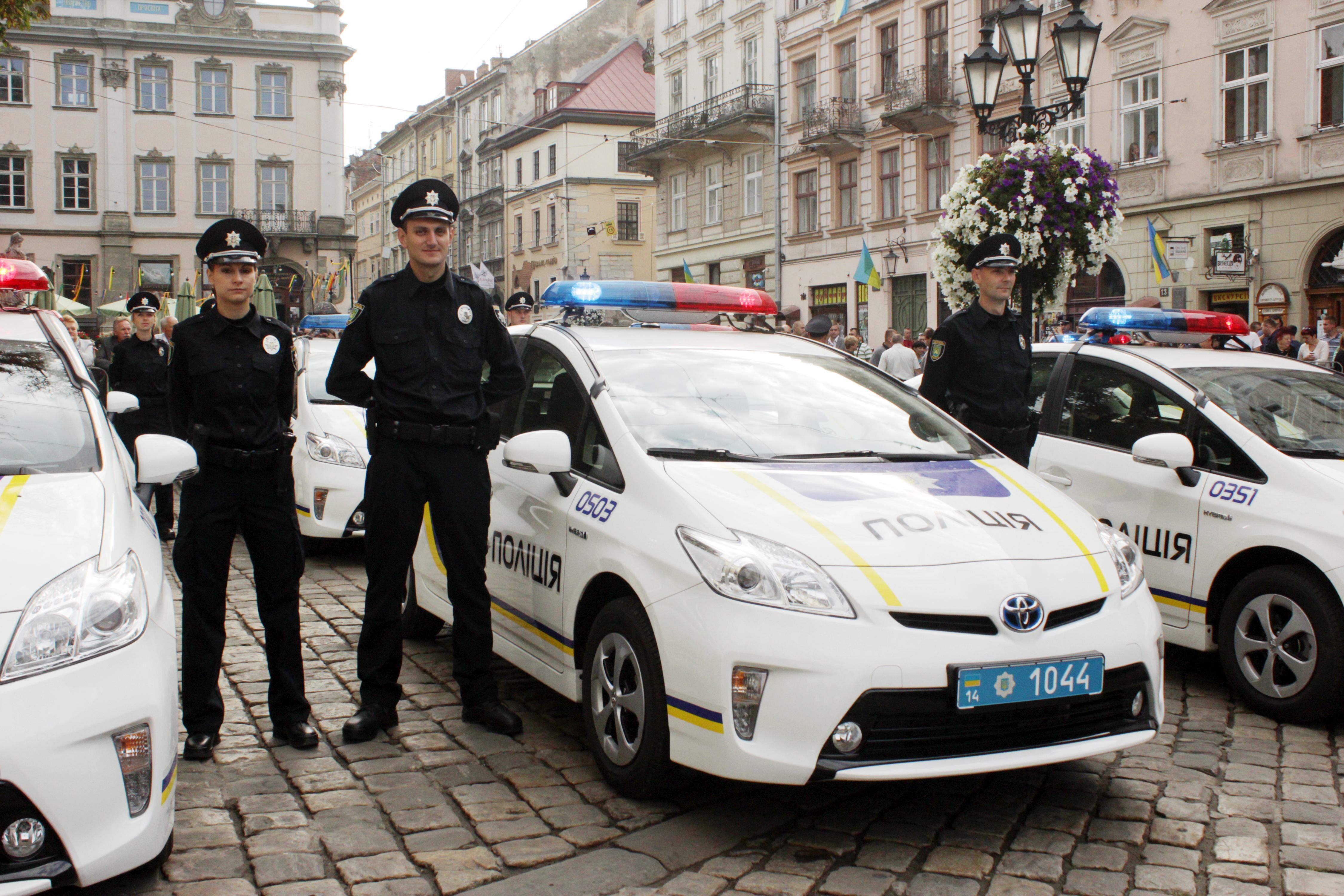 Машина "на зебрі" збила матір з маленькою дитиною Машина "на зебрі" збила матір з маленькою дитиною