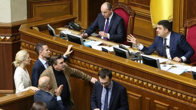 За отставку Яценюка уже собрали более половины необходимых подписей За отставку Яценюка уже собрали более половины необходимых подписей