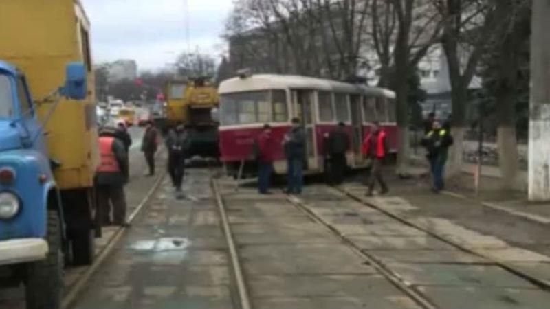 В Киеве трамвай сошел с рельсов: есть пострадавшие