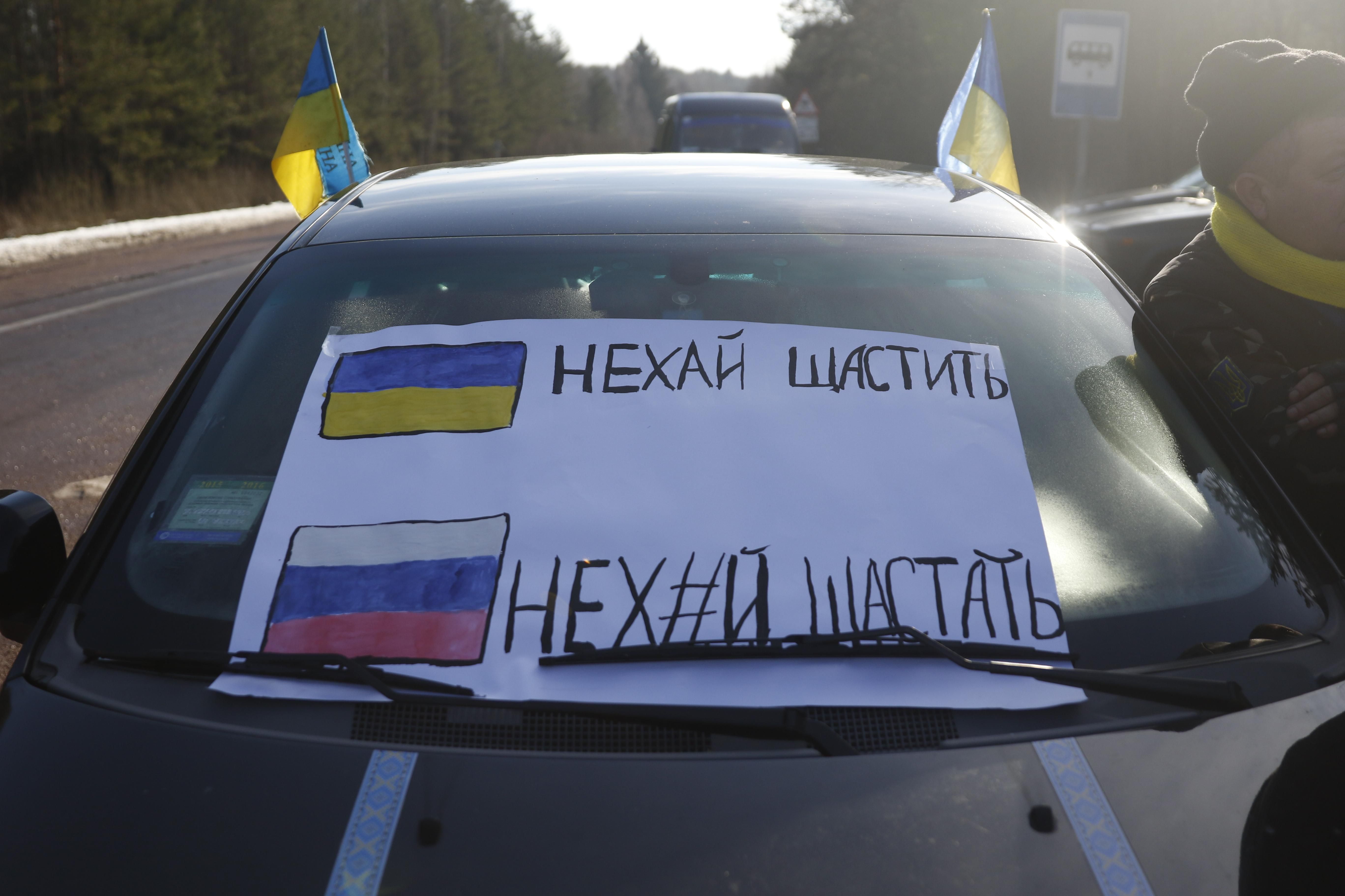 Як блокують російські вантажівки: ексклюзивні фото із місця подій