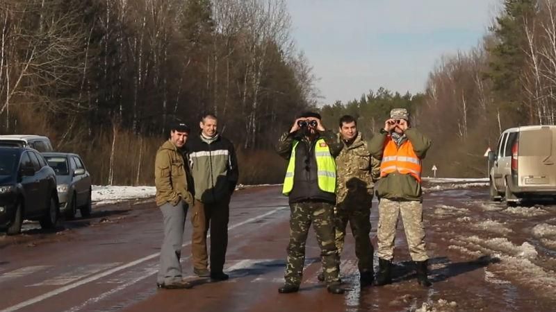 Блокада російських вантажівок: ексклюзивні кадри із життя активістів на Житомирщині
