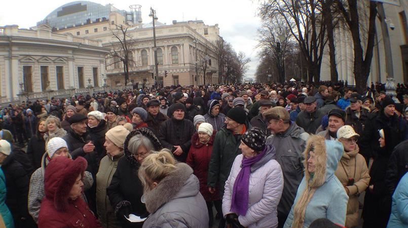 Мітингувальники під Радою перекрили вулицю Грушевського Мітингувальники під Радою перекрили вулицю Грушевського