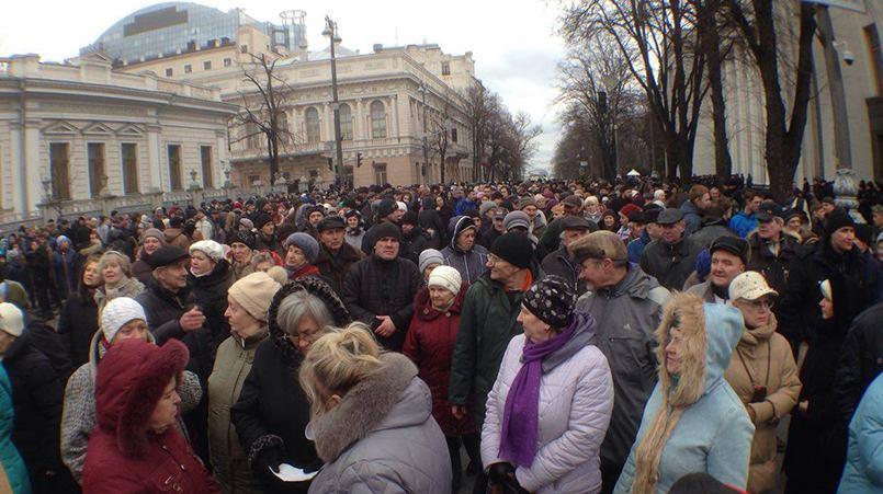 Митингующие под Радой перекрыли улицу Грушевского