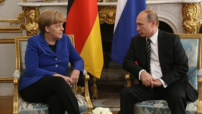 Меркель хотела бы снять санкции с России, — Reuters