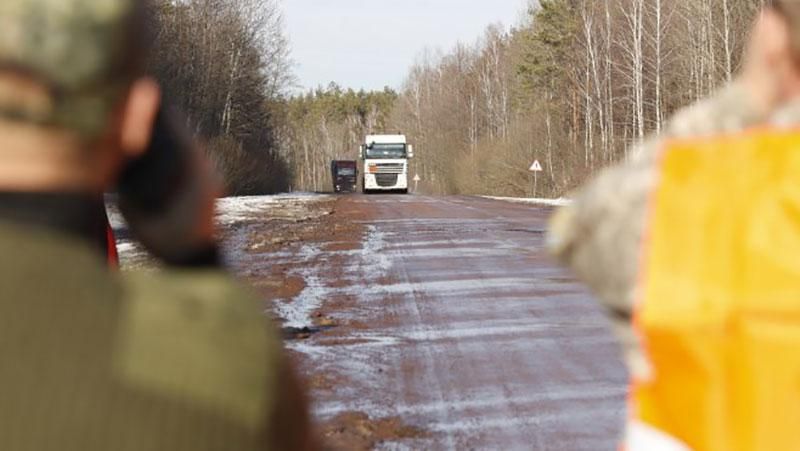 Активісти погодилися пропустити російські вантажівки додому