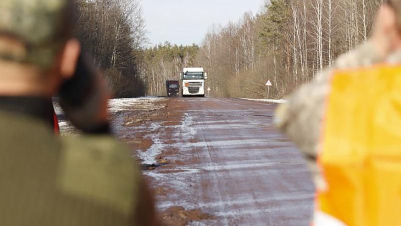 Активисты согласились пропустить российские грузовики домой