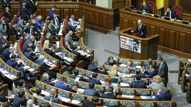 Героїв треба знати по прізвищах: хто голосував проти відставки Яценюка (Інфографіка)