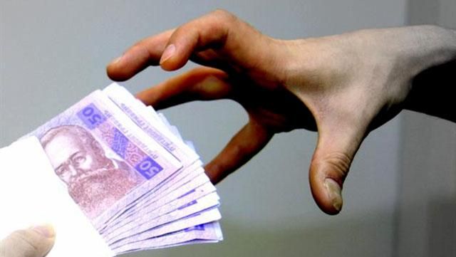 Двух руководителей полиции поймали на горячем при получении немалой взятки Двух руководителей полиции поймали на горячем при получении немалой взятки