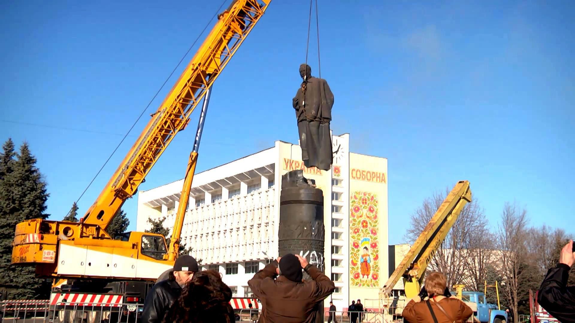 Под возгласы "комуняку на гиляку" снесли еще один памятник СССР