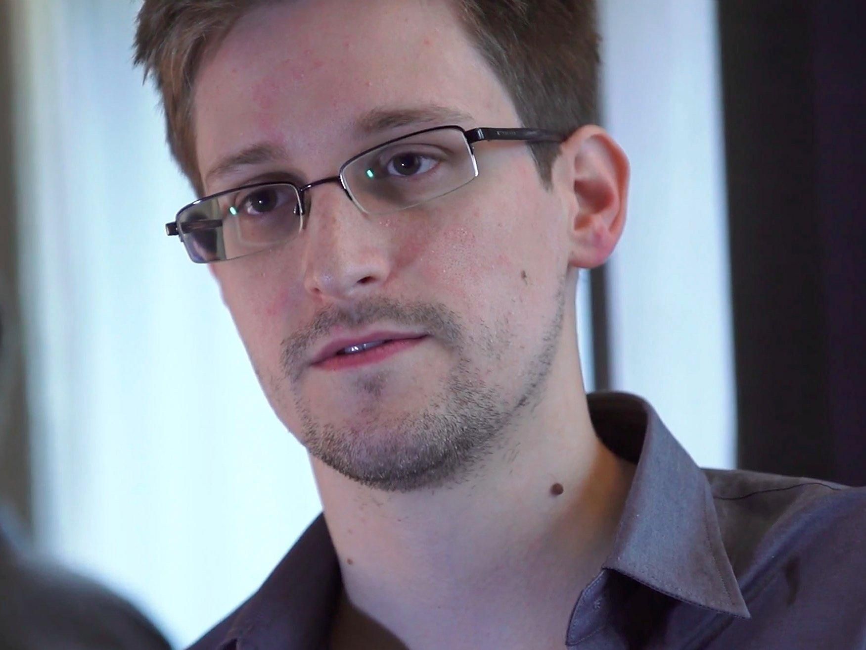 Скандал у США: Сноуден закликав Apple і Google об’єднатися проти ФБР