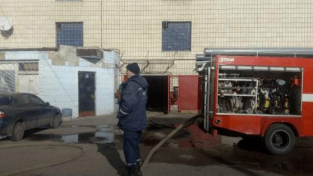 В Киеве загорелся паркинг