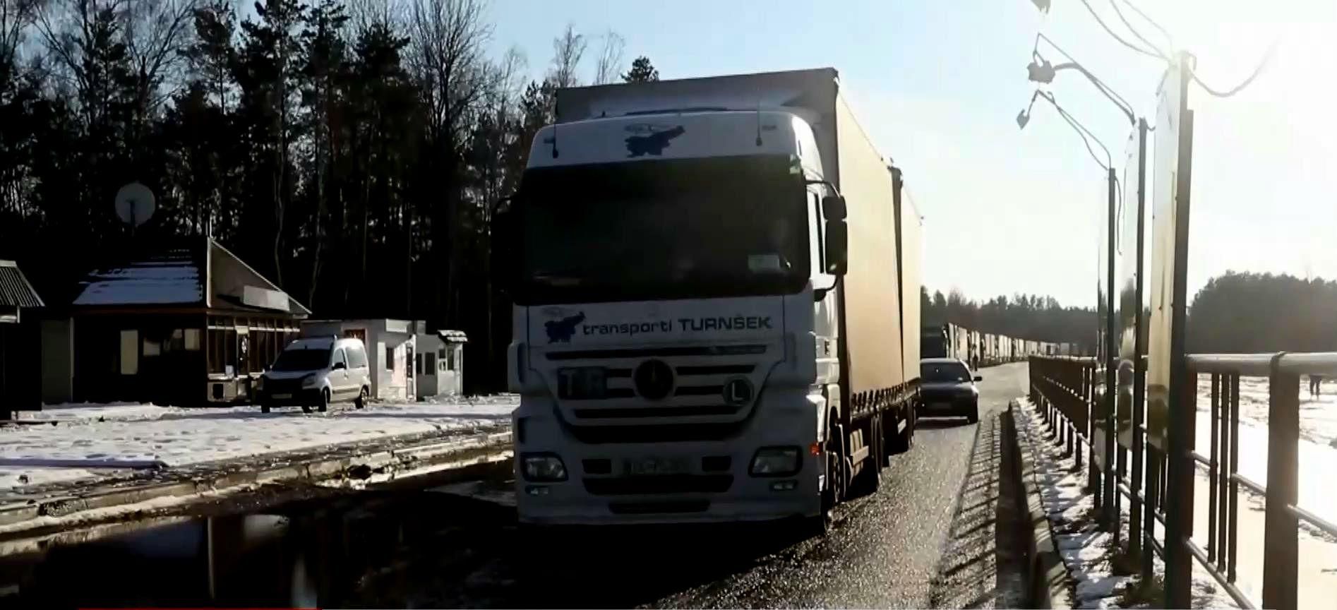 Часть грузовиков, которые заблокировала Россия, вернулись в Украину