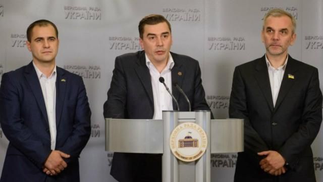 Коаліція розвалюється на очах: про вихід оголосили ще три нардепи Коаліція розвалюється на очах: про вихід оголосили ще три нардепи