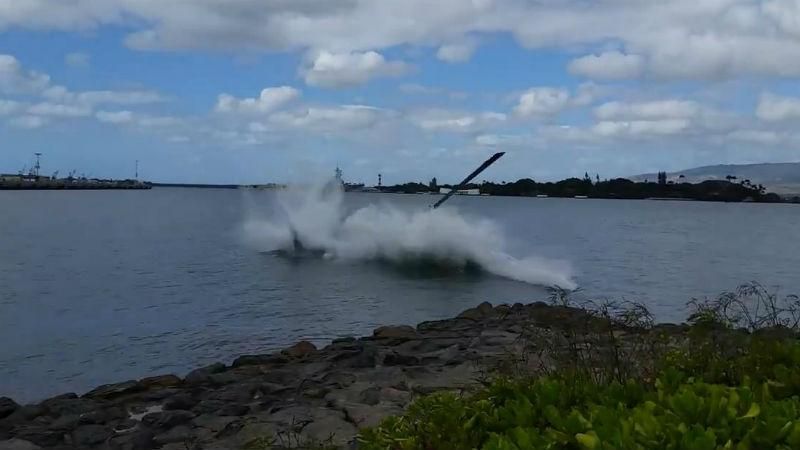 Туристический вертолет упал в воду на Гавайях: появилось видео
