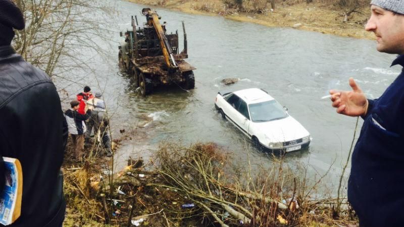 На Закарпатье автомобиль слетел с моста в реку На Закарпатье автомобиль слетел с моста в реку