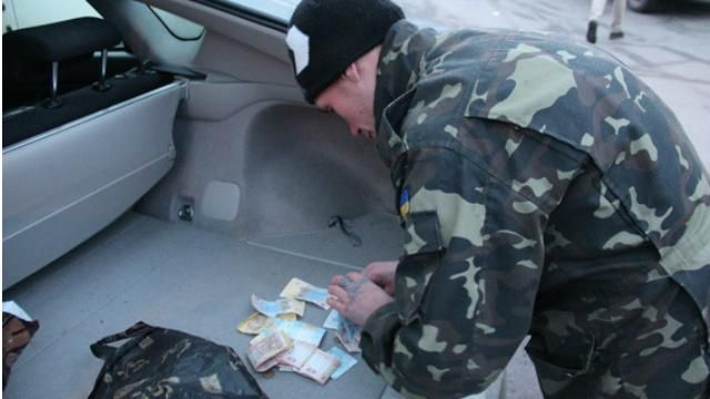 Чоловік збирав гроші під виглядом скаліченого бійця: з'явилося відео Чоловік збирав гроші під виглядом скаліченого бійця: з'явилося відео